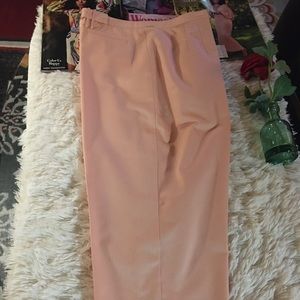 Liz Claiborne- salmon colored/Capri’s. Sz14👟